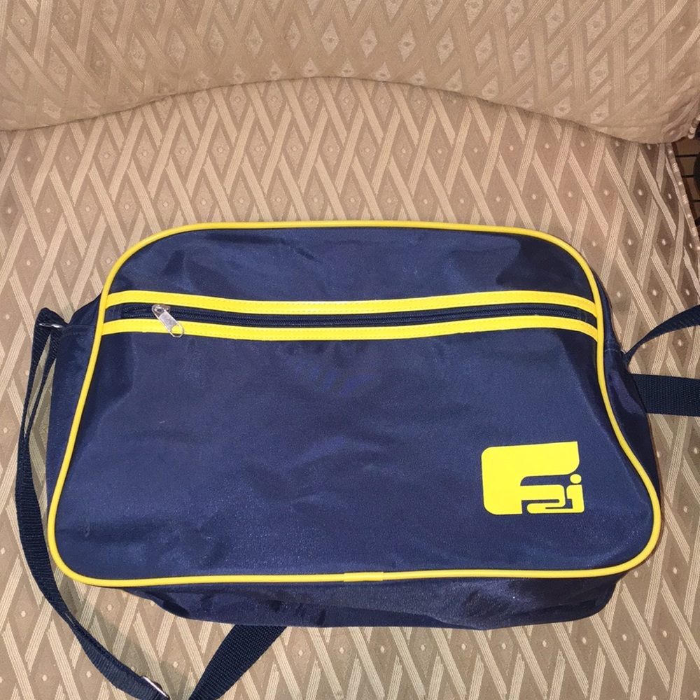 F21 duffle bag 💋👛🕶